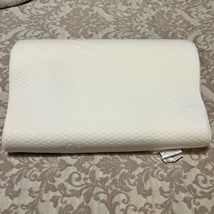 Like New Tempur Pedic Ergo Neck Pillow
